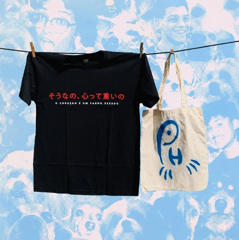 Camiseta O Coração É um Fardo Pesado e ecobag